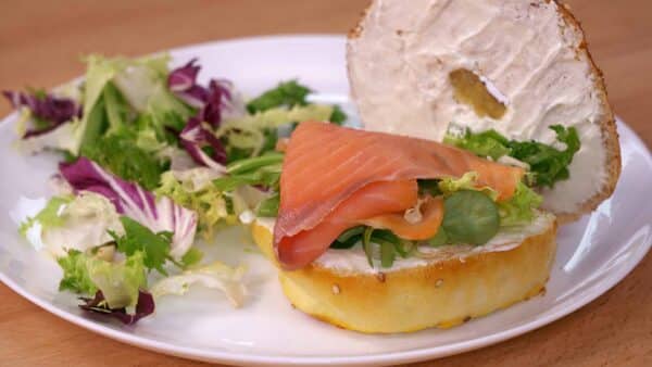 BAGELS RELLENOS DE SALMON AHUMADO