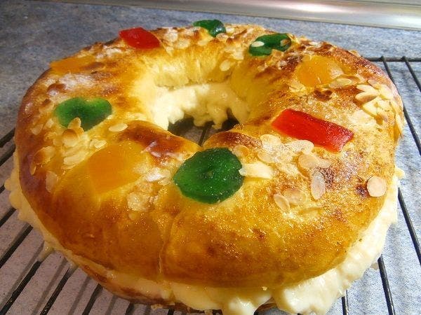 El roscón de reyes, es un postre dulce típico del día de reyes, el 6 de enero. Se trata de un pan aromatizado con forma de rosca y un relleno, a elegir