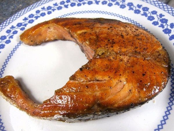 El salmon a la plancha es una receta de cocina muy facil de hacer y muy sabrosa. Además es de lo más sana ya que, no tiene colesterol 