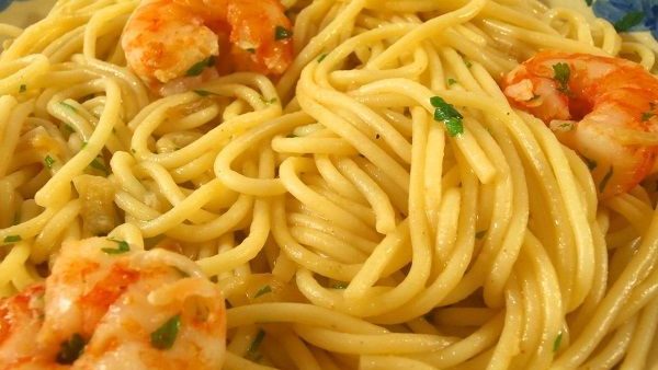 ESPAGUETIS AL AJILLO CON GAMBAS