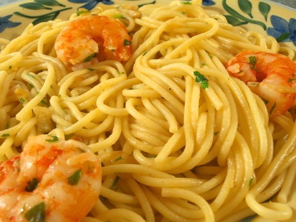 ESPAGUETIS AL AJILLO CON GAMBAS - Cocina Casera y Facil