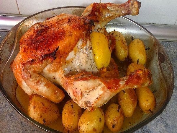 El pollo al horno relleno es un pollo navideño aunque, puede hacerse en cualquier época del año. La idea de los ingredientes de este pollo, es hacer una pequeña mezcla de sabores agridulces. Muy adecuados para esta carne