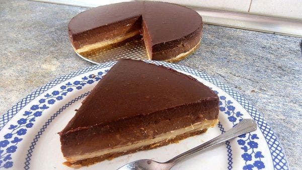 La tarta tres chocolates es un postre que consiste en una tarta hecha con tres capas distintas de chocolate. ¡Muy fácil de hacer y muy rica!
