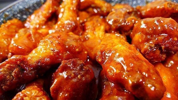 Las alitas de pollo buffalo wings es una receta típica americana. Consiste en unas alitas de pollo aderezada en una salsa picante. Muy típica en dicho país como aperitivo, mientras ven un partido de fútbol o de baseball