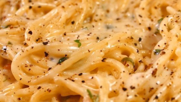 ESPAGUETI A LA CREMA DE QUESO