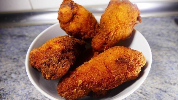 Pollo frito crujiente ¡con una cobertura exterior deliciosa! Prueba esta receta en casa y seguro que no defrauda a niños ni a mayores.