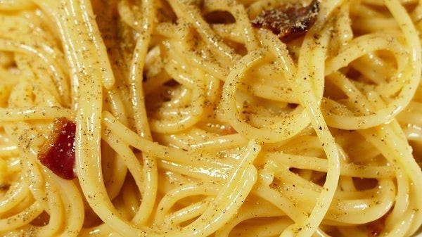 Espaguetis con nata y bacon ahumado, una receta básica para empezar a cocinar pasta