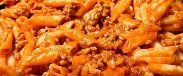 MACARRONES CON TOMATE Y CARNE PICADA