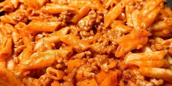 MACARRONES CON TOMATE Y CARNE PICADA