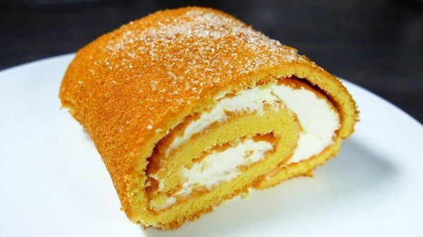 El brazo de gitano es un postre típico español. Consiste en un fino bizcocho enrollado sobre sí mismo y relleno de algún dulce como nata, crema pastelera o chocolate