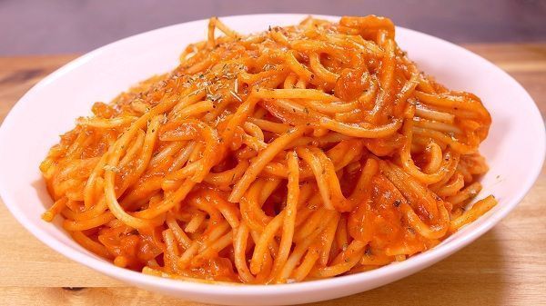 Espagueti rojo con tomate. Una cremosa y creativa manera de comer esta pasta