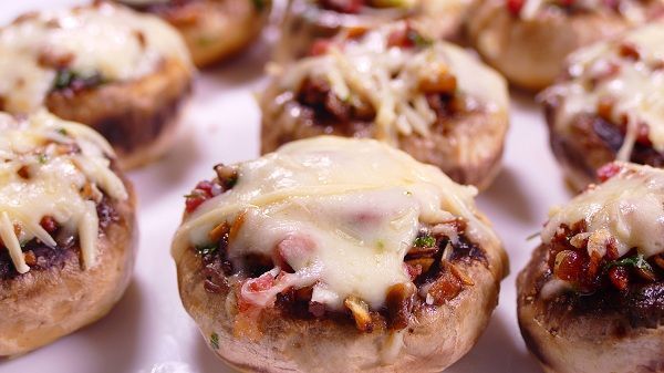 Champiñones rellenos al horno con jamon y queso