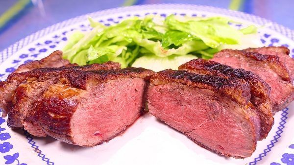 Magret de pato a la plancha. Ésta, es una carne muy grasa. debido a que el animal ha sido cebado antes de su sacrifico y que queda muy rica hecha a la plancha. Aquí, veremos unos sencillos trucos para que este plato nos quede perfecto