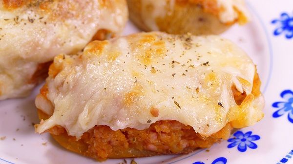Patatas al horno rellenas de carne picada