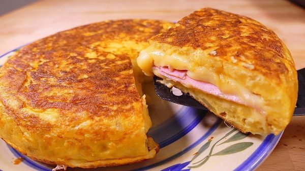 Tortilla de patata rellena de queso y jamon. Una receta de cocina que va algo más allá de la típica tortilla de patatas que solemos preparar.