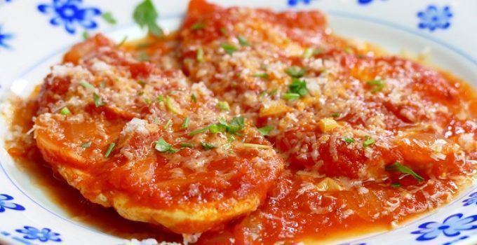 pechugas de pollo en salsa de tomate. Una receta sencilla pero muy resultona. Se hace en cuestión de pocos minutos y su resultado, espectacular