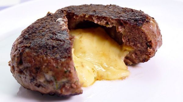 Hamburguesa casera rellena de queso ¡Un auténtico volcán de queso!