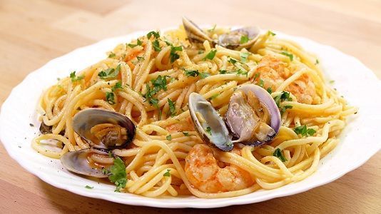 Espaguetis con gambas y almejas