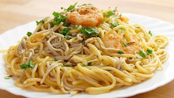 ESPAGUETIS CON GAMBAS Y GULAS al ajillo - Recetas de Cocina