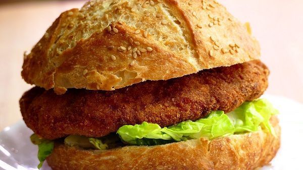 hamburguesa de pollo estilo nugget