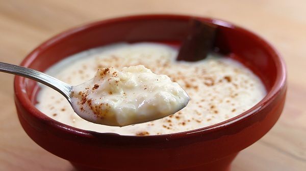 Arroz con leche. Receta casera. Prepara en casa este arroz con leche y tendrás este popular postre. Es muy economico de hacer