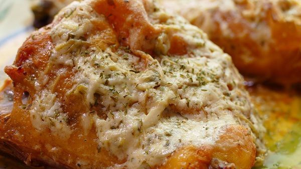 Pollo al horno con queso y perejil