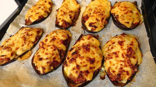 Berenjenas rellenas de carne al horno. Elabora de forma fácil en casa unas deliciosas berenjenas rellenas de carne picada de cerdo y ternera.