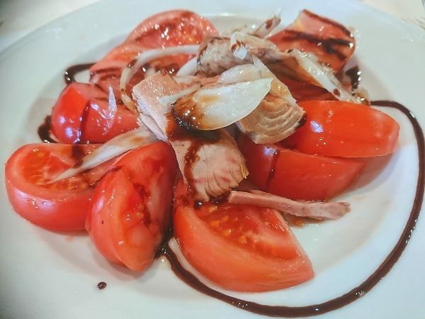 Ensalada de tomate y atun