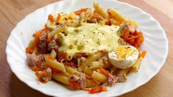 Ensalada de pasta. Una receta de ensalada hecha a base de pasta, atun, algunas verduras y mahonesa