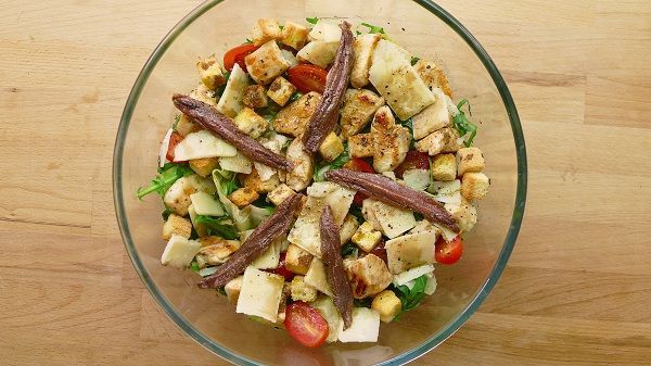Ensalada de pollo anchoas y queso