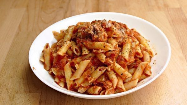 MACARRONES CON TOMATE Y ATUN receta