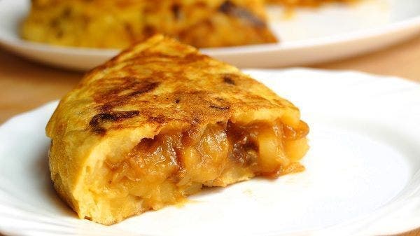 Tortilla de patata con cebolla CARAMELIZADA - receta para sorprender