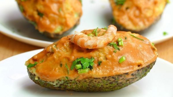 AGUACATES RELLENOS DE GAMBAS Y PALITOS DE CANGREJO