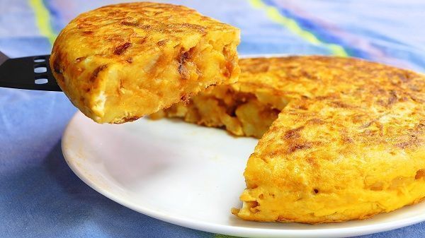 Tortilla de patata rellena de queso de cabra y cebolla caramelizada
