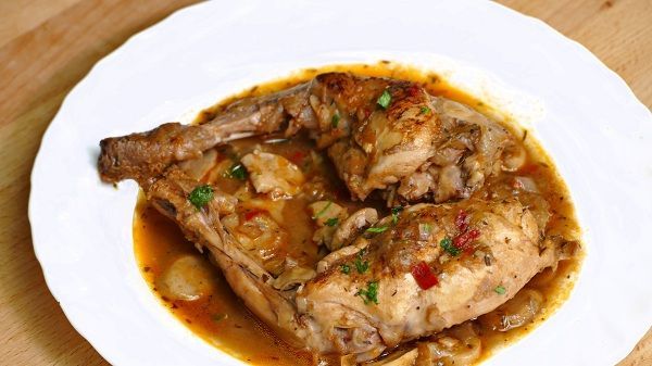 Conejo guisado con champiñones
