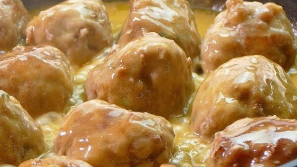 ALBONDIGAS DE POLLO EN SALSA ESPAÑOLA