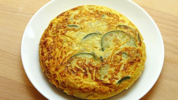 Tortilla de calabacin. Receta con cebolla. Un plato saludable, rico, fácil de hacer y nutritivo. Prepárala en casa ¡Seguro que repites!