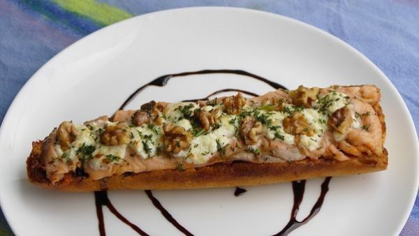 TOSTA DE SALMON AHUMADO Y QUESO
