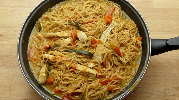 Noodles con pollo y verduras