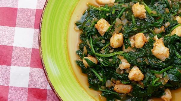Espinacas con gambas. Una receta cuyo sabor sorprende
