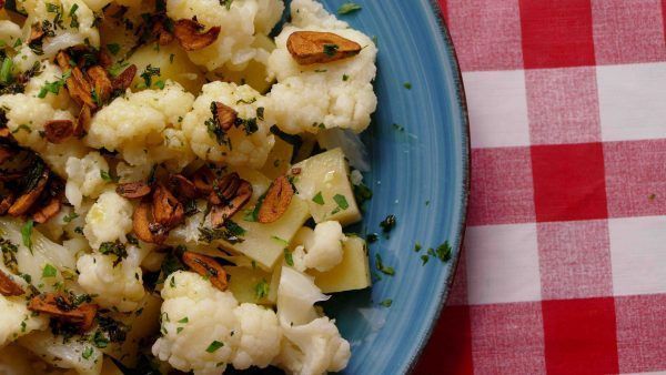 Coliflor cocida con patatas - Recetas de Cocina Casera y Facil Coliflor cocida con patatas - Recetas de Cocina Casera y Facil