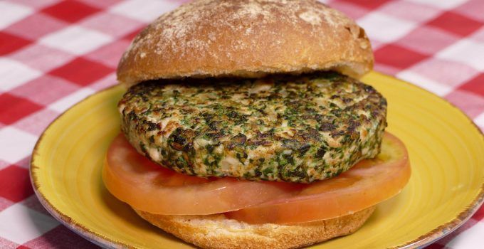 Hamburguesa de pollo y espinacas. Una forma más saludable de hacer tus hamburguesas favoritas. En esta ocasión además de la carne le vamos a añadir un poco de verdura que le aportará un sabor extra a toda la elaboración.