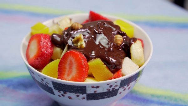 MACEDONIA DE FRUTAS SENCILLA CON CHOCOLATE Y FRUTOS SECOS