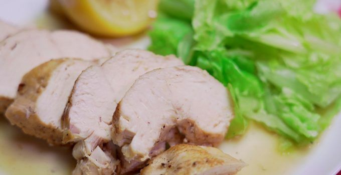 Pechugas de pollo al limón. Otra forma de cocinar y preparar el pollo, con un resultado que sorprende. El pollo es un ingrediente muy habitual en nuestra mesa. Y es normal, ya que esta carne de ave es sabrosa, económica y baja en grasas. No queda un sabor fuerte de limón, sino que todos los sabores se mezclan. Al final, se puede apreciar un sabor suave y muy equilibrado, sin ser ácido ni demasiado intenso.