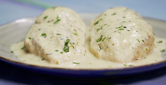 Pechugas de pollo con salsa de nata y queso ¡ideal para toda la familia! Prepara este delicioso plato de forma fácil y en poco tiempo.
