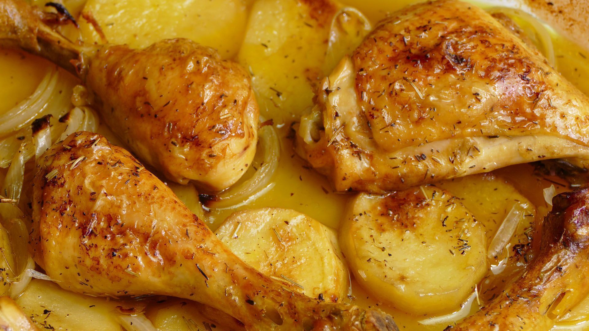 Pollo al horno con patatas y cebolla