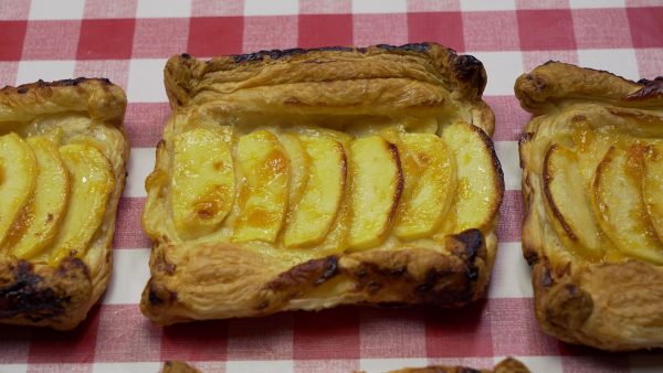 TARTA DE MANZANA CON HOJALDRE Y CREMA PASTELERA CASERA
