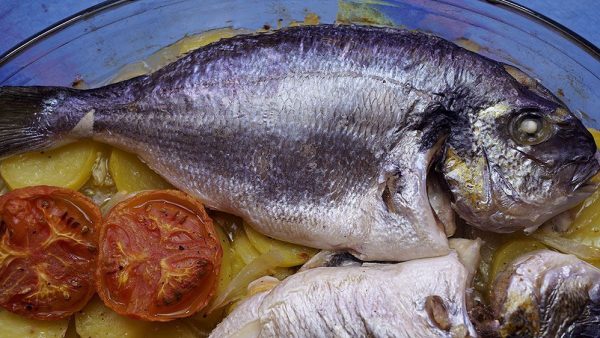 DORADA AL HORNO CON PATATAS PANADERA, CEBOLLA Y VINO BLANCO