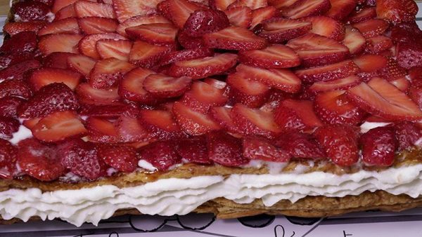 TARTA DE HOJALDRE CON FRESAS Y NATA facil