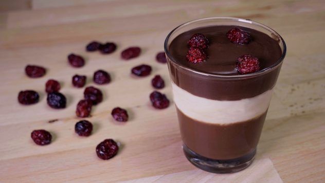 Vasitos de chocolate y mascarpone. Un postre ideal para los amantes del chocolate. Se trata de una receta que además de estar deliciosa entra mucho por la vista ya que hemos querido darle un toque más elegante diferenciando por capas los ingredientes. De este modo, a la hora de comerlo, la mezcla de sabores cuando se junten en el paladar será sorprendente y a la vez exquisita. Prueba a incluir este postre en tus menús, sorprenderás a tus invitados.